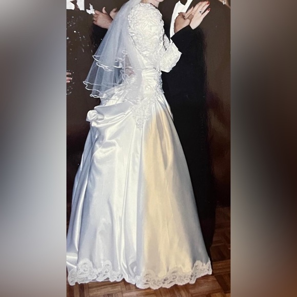 Vintage Wedding Dress worn ounce in 1992 - Picture 2 of 13